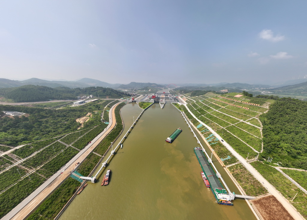 8月12日，试验船舶驶向平陆运河马道枢纽（无人机照片）。