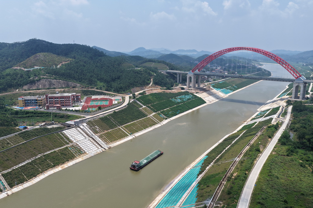 8月12日，试验船舶通过平陆运河旧州大桥（无人机照片）。
