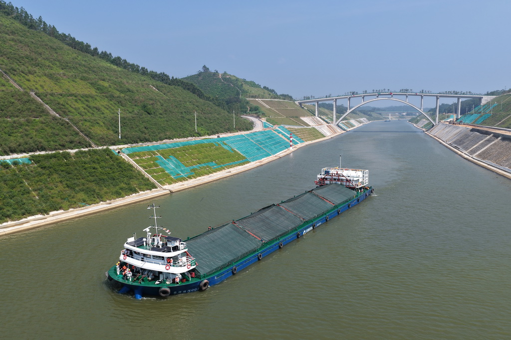 8月12日，试验船舶通过平陆运河专属动物通道桥（无人机照片）。