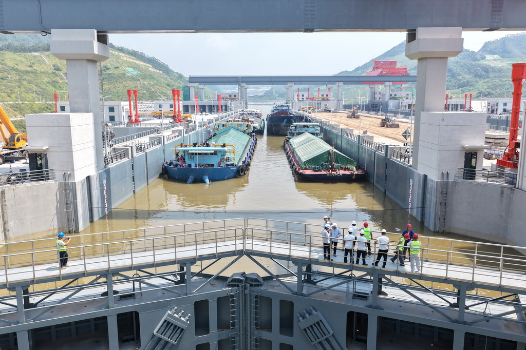 8月12日，试验船舶驶进平陆运河马道枢纽船闸（无人机照片）。