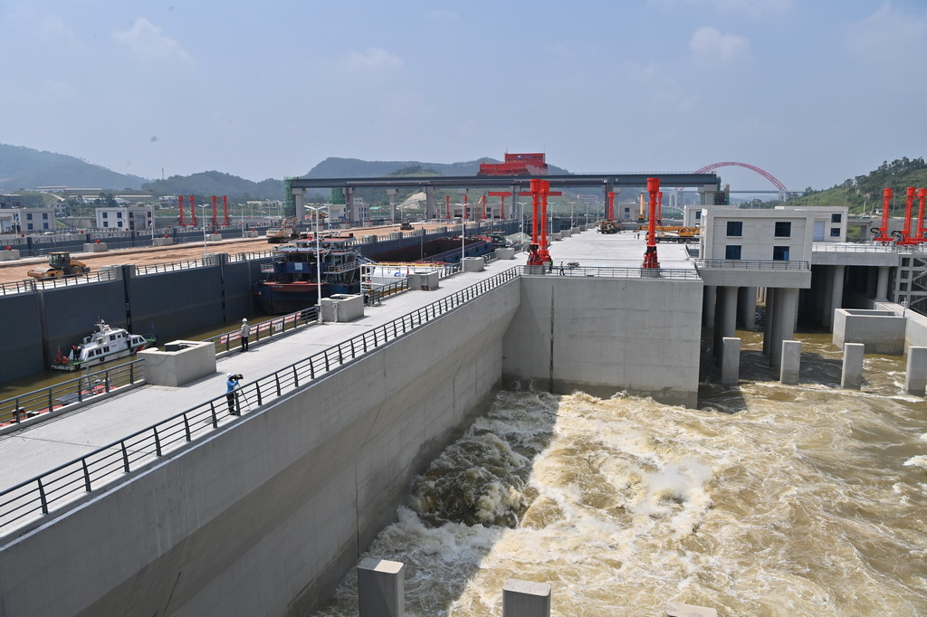 8月12日，平陆运河马道枢纽船闸向省水池泄水，以降低水位。