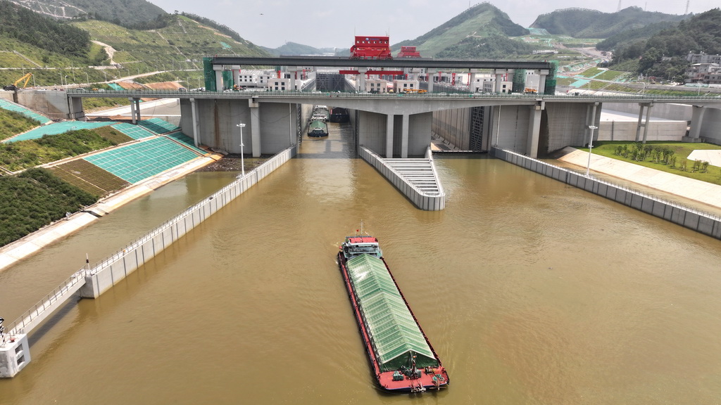 8月12日，试验船舶驶出平陆运河马道枢纽船闸（无人机照片）。