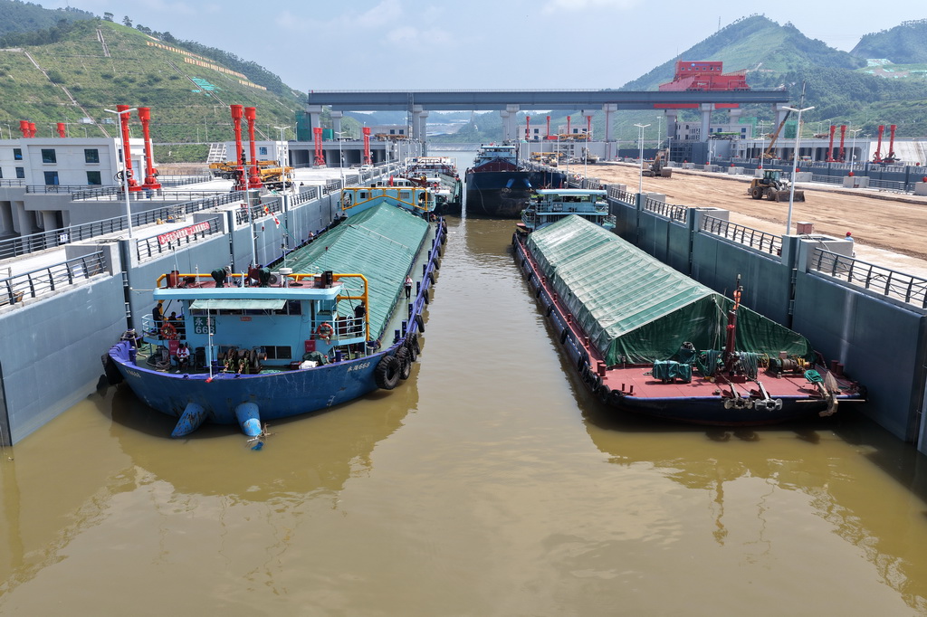 8月12日，试验船舶驶进平陆运河马道枢纽船闸（无人机照片）。