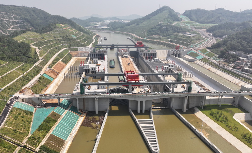 8月12日，试验船舶驶进平陆运河马道枢纽船闸（无人机照片）。