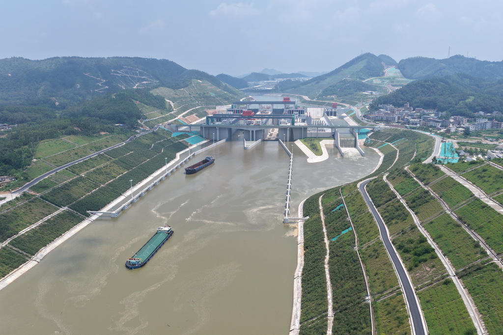 8月12日，试验船舶通过平陆运河马道枢纽船闸（无人机照片）。