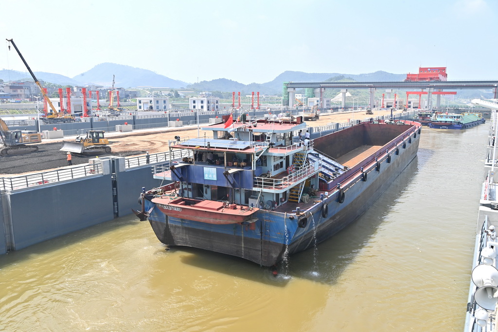 8月12日，试验船舶驶进平陆运河马道枢纽船闸。