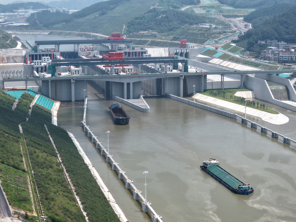 8月12日，试验船舶驶出平陆运河马道枢纽船闸（无人机照片）。