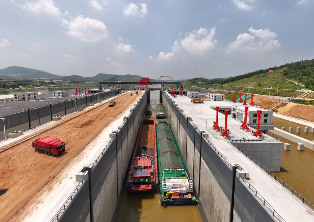8月12日，试验船舶准备驶出平陆运河马道枢纽船闸（无人机照片）。