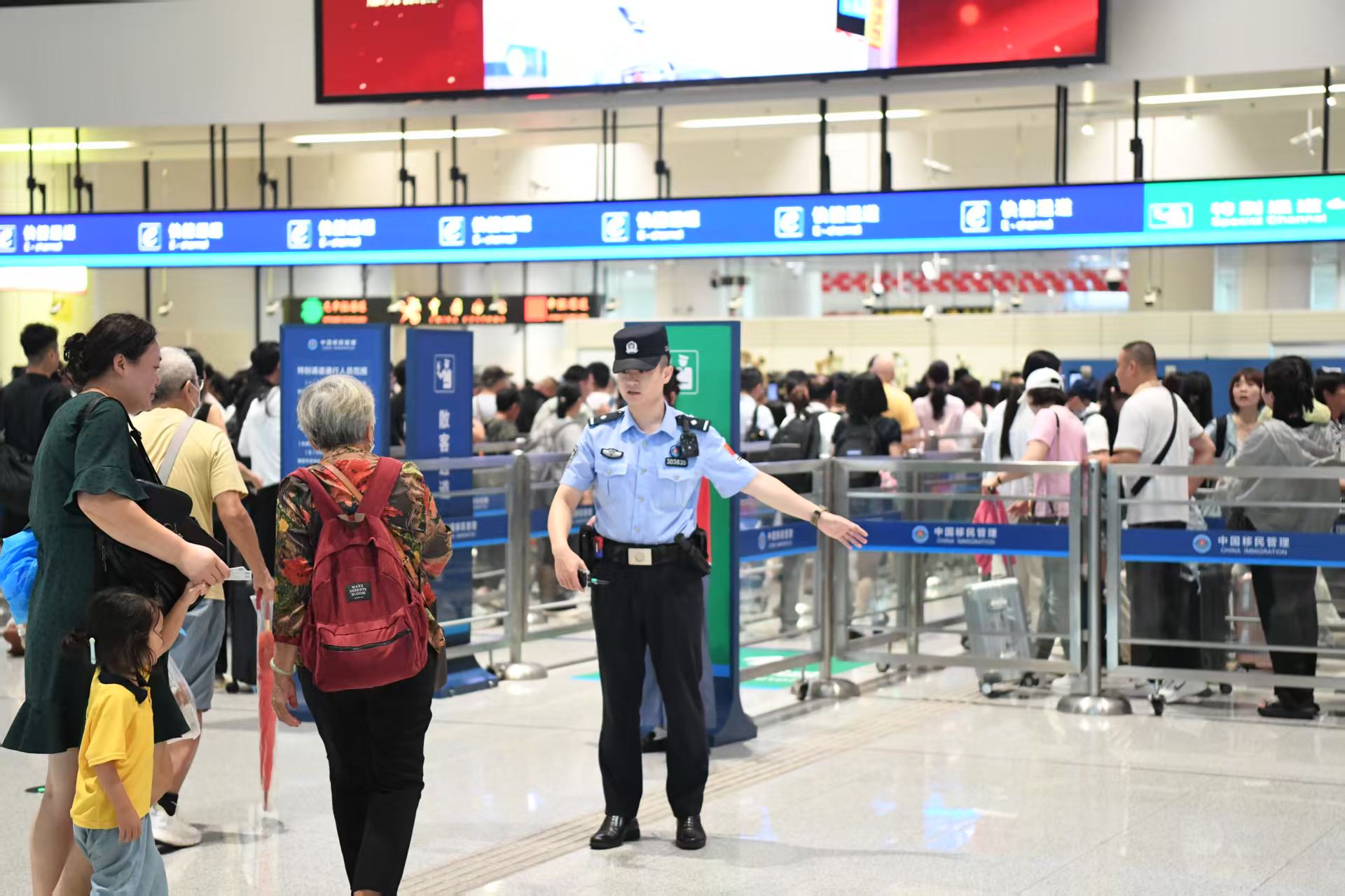 莲塘边检站民警引导老年旅客进入特别通道。深圳边检总站供图