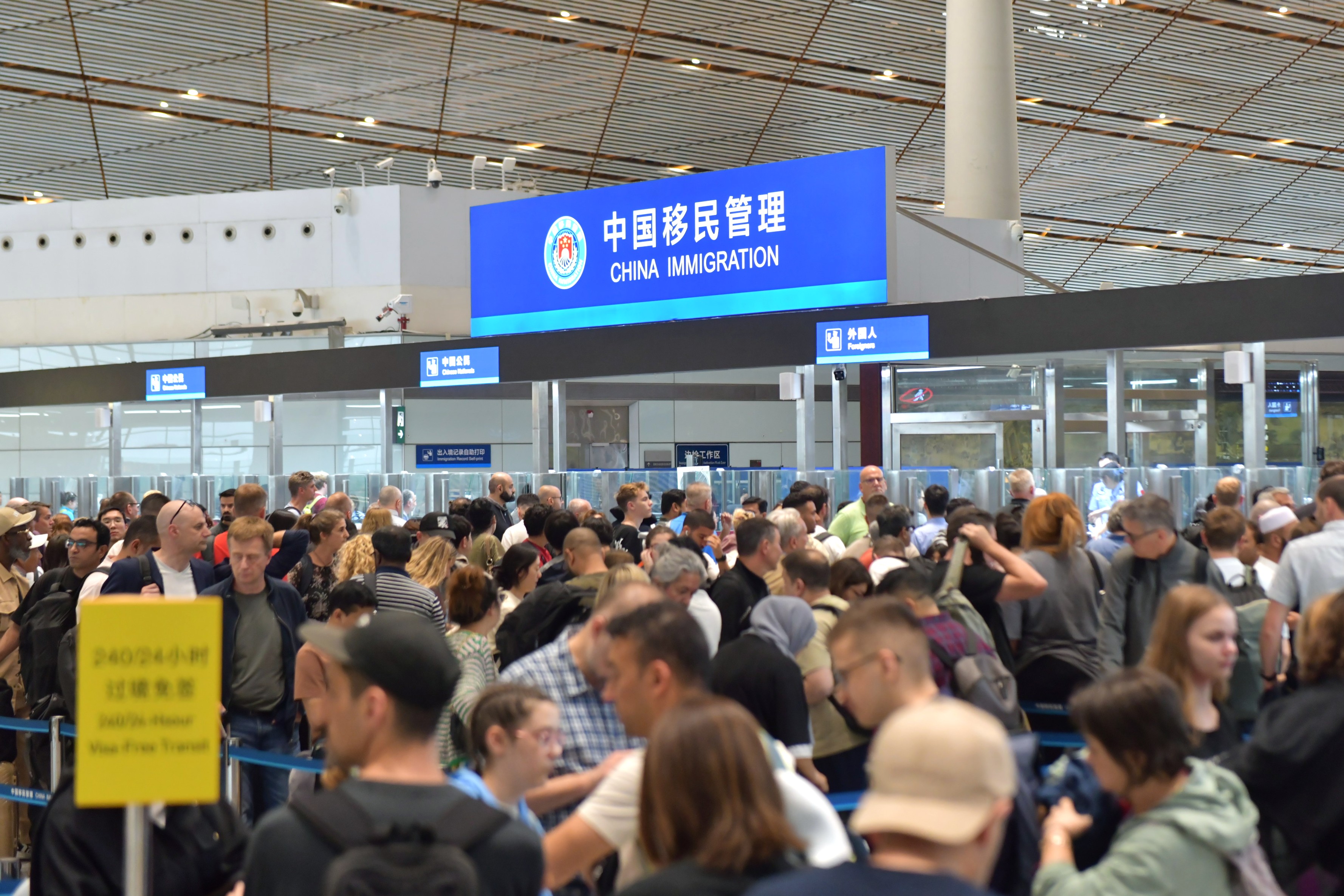 旅客在首都国际机场三号航站楼边检入境现场候检。北京边检总站供图