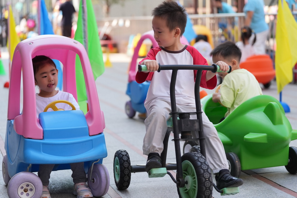 9月2日，幼儿们在北京九龙幼儿园参加托班户外活动。