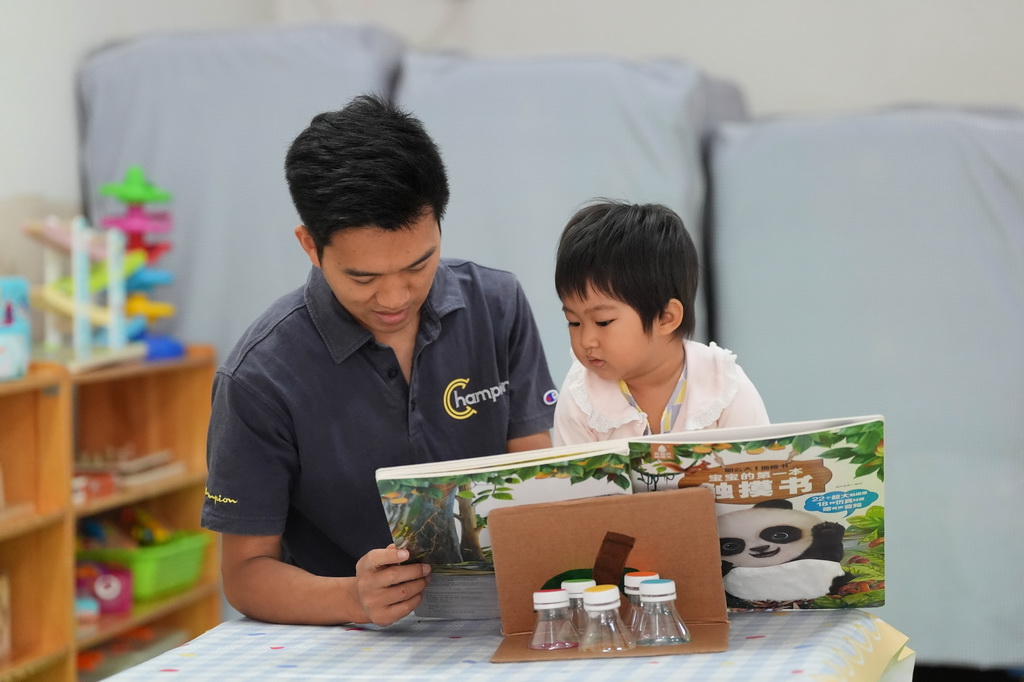 9月2日，在北京九龙幼儿园，一名幼儿在家长的陪伴下度过入园适应期。