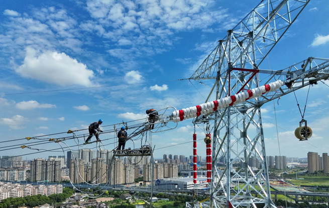江苏无锡：迁改线路助力高速建设