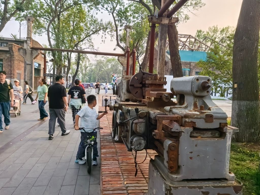 “津一PARK”里的机床老物件。新华社记者 杨文 摄