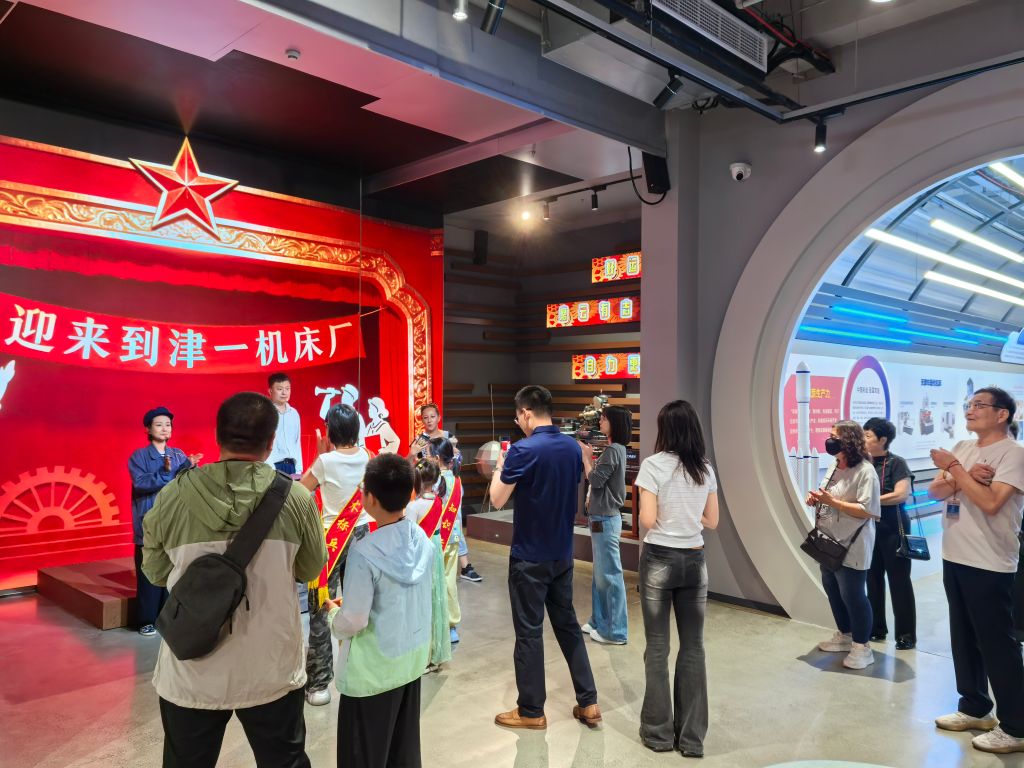 天津机床工业博物馆里，正在进行一场沉浸式表演。新华社记者 杨文 摄