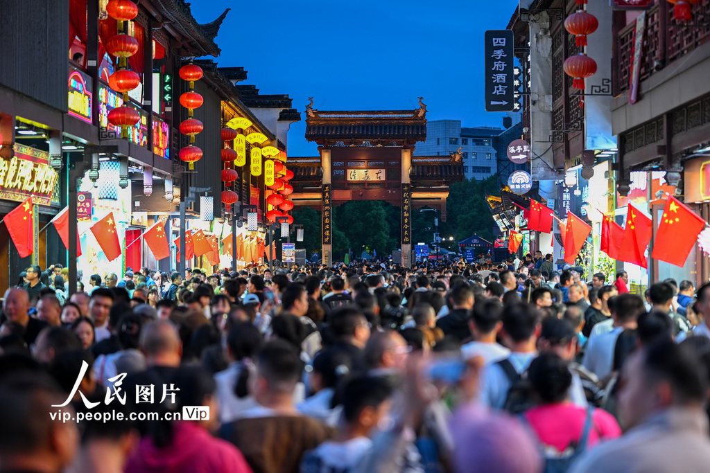 南京夫子庙景区灯火璀璨
