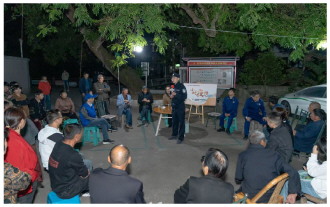 匡堰派出所民警在“小村夜话”活动中向群众宣传反诈、防盗知识。慈溪市公安局供图