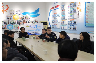 匡堰派出所民警在“小村夜话”活动中向群众了解辖区治安状况。慈溪市公安局供图