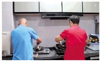 6月3日18时，在北海戒毒康复所内相识相恋的一对夫妻，正在厨房忙碌着。