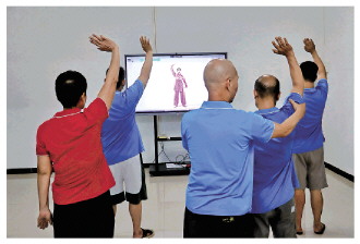 6月3日7时许，北海戒毒康复所活动室内，戒毒康复人员手把手指导新入所人员练习八段锦。