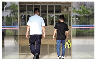 6月3日，一名自愿参与戒毒的男子来到北海戒毒康复所，民警引领他前往所内医院，进行入所前的健康体检。