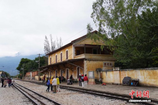 滇越铁路碧色寨站吸引游客