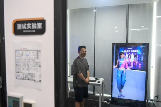 在深圳前海深港青年梦工场,工作人员在幻影未来公司的测试实验室与AI进行交互测试。 新华社记者 毛思倩 摄