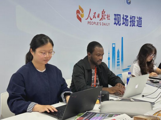 (图中左一为裴苒迪)