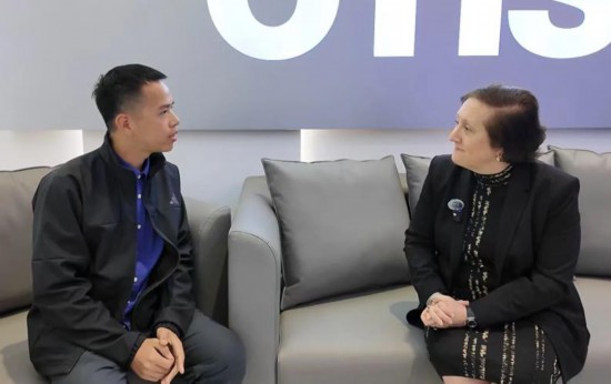 (图中左为梁晓健)