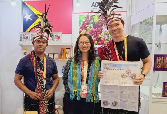 (图中左二为刘玲玲)