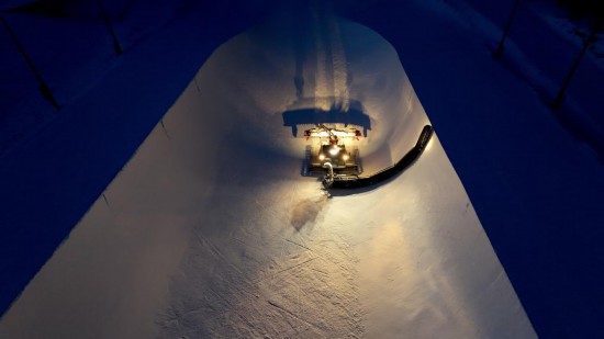 一台雪车在黑龙江省亚布力体育训练基地U型场地内进行塑形工作（无人机照片）。新华社记者 杨喆 摄