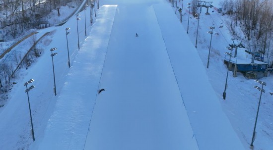 运动员在黑龙江省亚布力体育训练基地U型场地内进行训练（无人机照片）。新华社记者 杨喆 摄