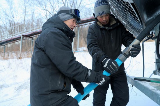 黑龙江省亚布力体育训练基地场地部造雪工人在架设水管。新华社记者 杨喆 摄