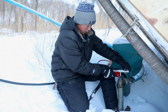黑龙江省亚布力体育训练基地场地部造雪工人浦圣民在打开输水阀门。新华社记者 杨喆 摄