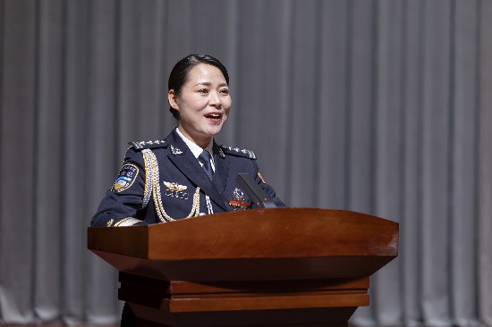 王妙丽同志在表彰大会上发言。