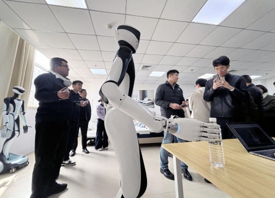 3月18日，访客在青岛康养机器人训练验证中心参观（手机照片）。新华社发